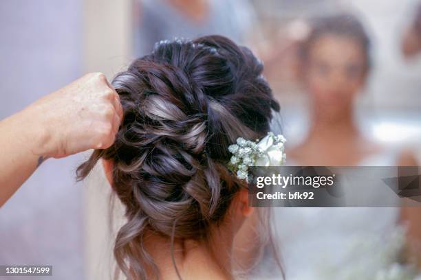 preparándose para el día más feliz de su vida - novia fotografías e imágenes de stock