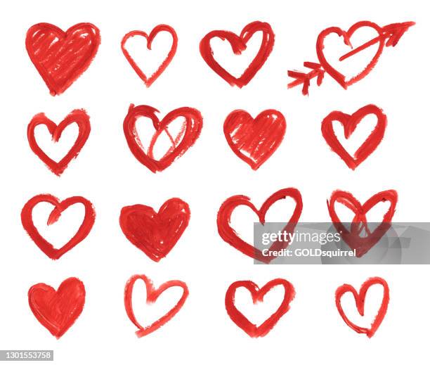 ilustraciones, imágenes clip art, dibujos animados e iconos de stock de conjunto de 16 corazones dibujados a mano por lápiz labial rojo sobre fondo de papel blanco - desigual desordenado hermoso esbozado pintado con flecha de un solo objeto aislado con bordes irregulares y pigmentos no distribuidos uniformemente - ilustració - pintalabios
