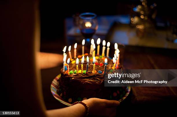 girl holding chocolate cake - verjaardagstaart stockfoto's en -beelden