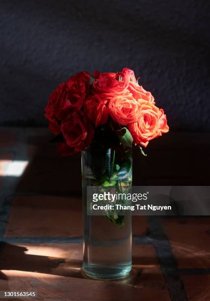 beautiful red roses bouquet on vase - green which rose stock-fotos und bilder