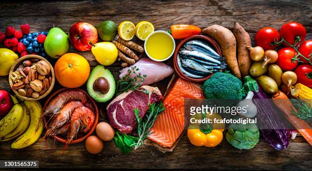 paleo dieet gezonde voeding achtergrond - raw fish stockfoto's en -beelden