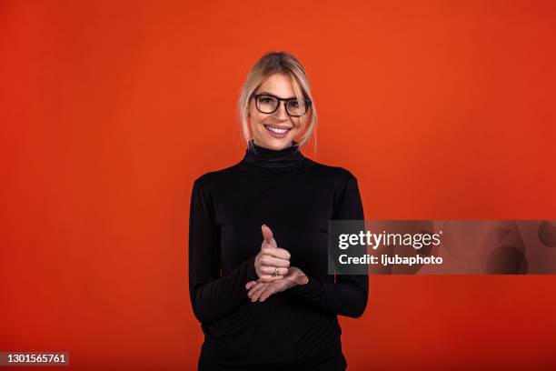 dove vrouw die gebarentaal toont - ear close up women stockfoto's en -beelden