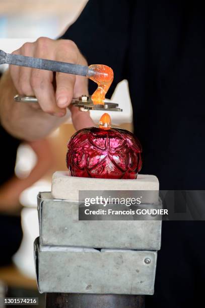 Production par les maîtres verriers de la boule de noël "Arti" par la créatrice Nathalie Nierengarten au Centre International d'Art Verrier de...