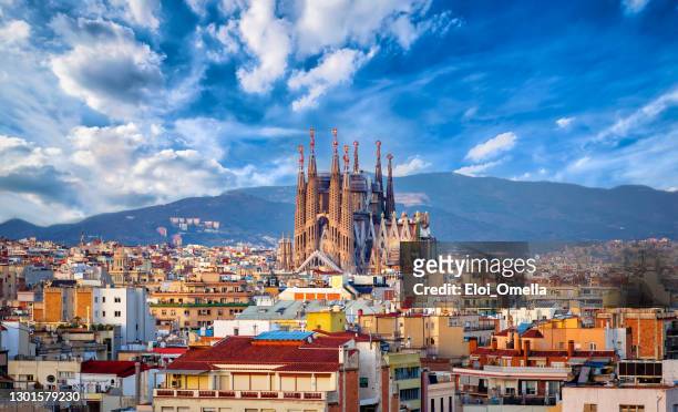 spanish cities la sagrada familia barcelona - antoni gaudí fotografías e imágenes de stock