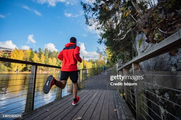 esportista correndo na ponte na natureza. - corrida fora de pista - fotografias e filmes do acervo