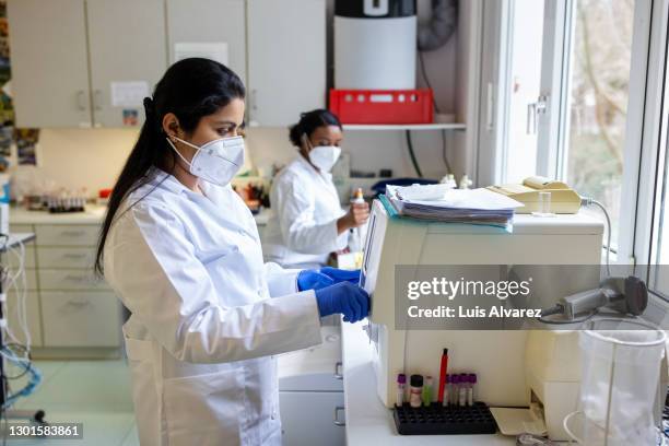 scientists working in a medical lab - epidemiologia - fotografias e filmes do acervo