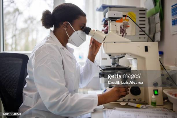 biochemist working in high-tech lab - patholoog stockfoto's en -beelden