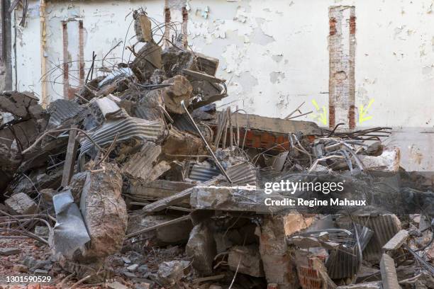 state of rubble on a construction site - demolition of florida sinkhole house continues stockfoto's en -beelden
