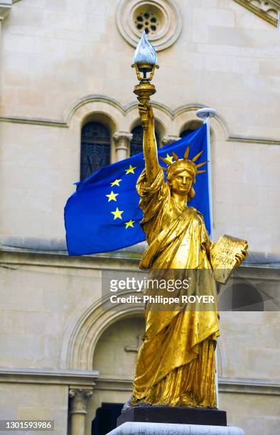 Copie de la statue de la Liberté sur la place principale et drapeau européen, 16 janvier 2002, Saint-Cyr-sur-Mer dans le Var, France.