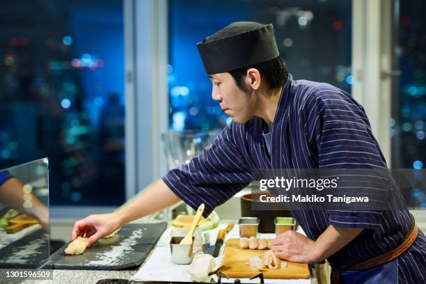 a japanese sushi chef preparing sushi - sushi restaurant stockfoto's en -beelden