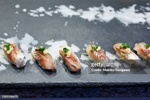 sushi on the black plate - nigiri stockfoto's en -beelden