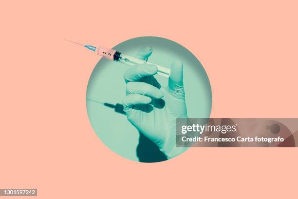 coronavirus vaccine - injecting ストックフォトと画像