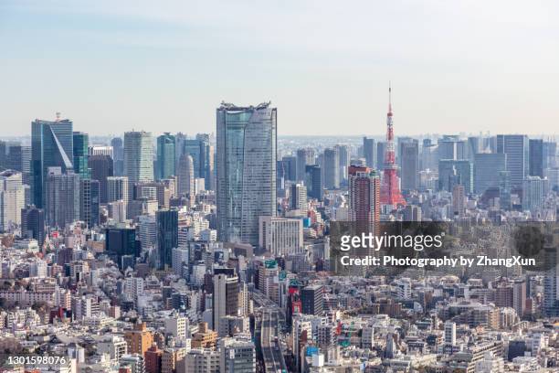aerial view of tokyo city with skyscrapers and tokyo tower, japan. - colinas de roppongi fotografías e imágenes de stock