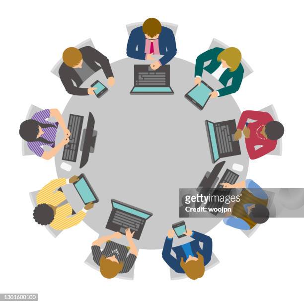 ilustrações, clipart, desenhos animados e ícones de pessoas de negócios tendo reunião online ou videoconferência na mesa redonda virtual - vista de cima para baixo