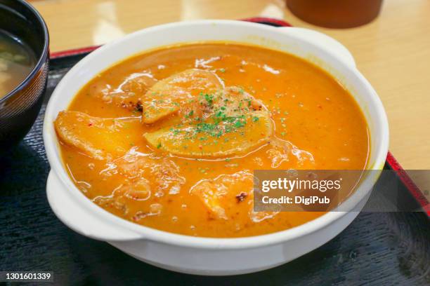 chicken potato massaman curry close-up - curry soup photos et images de collection