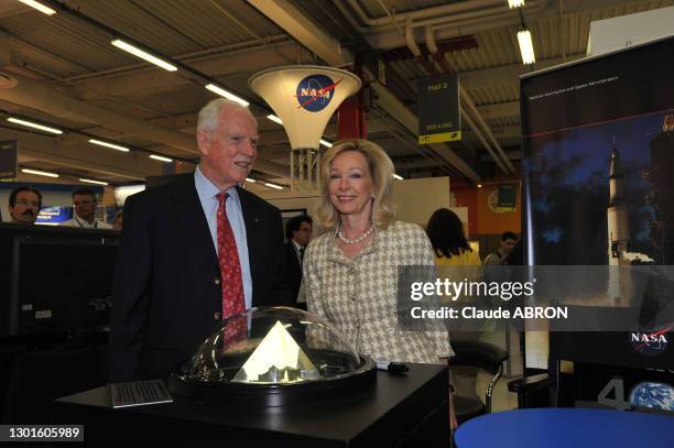 Astronaute américain David Scott avec son épouse Ann Lurton Ott devant une pierre de lune exposée le 19 juin 2009 lors du Salon International de...