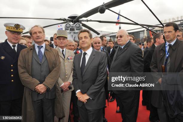 Le président de la République française Nicolas Sarkozy et le ministre de la défense Gérard Longuet le 20 juin 2011 lors du Salon International de...