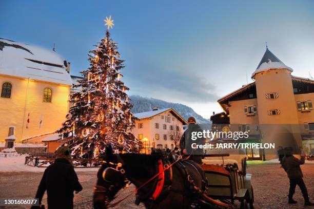 Place du village et sapin de Noël, 7 janvier 2021, Megève, Haute-Savoie, France.