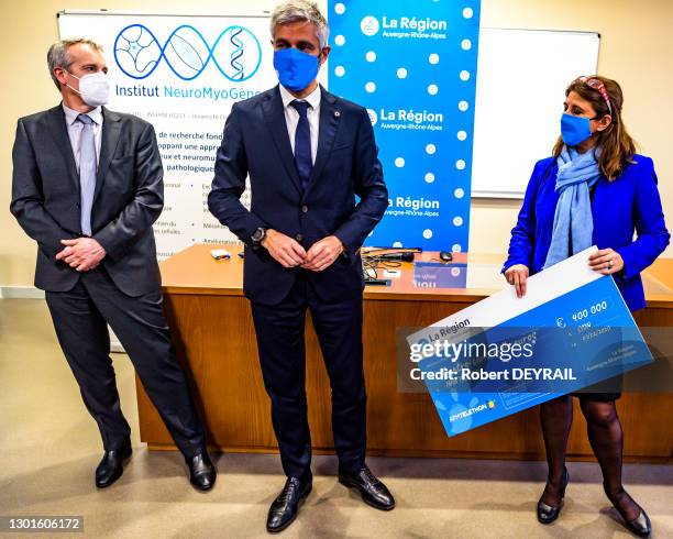 Laurent Wauquiez, Pre?sident de la Re?gion Auvergne-Rhône-Alpes remet un chèque de 400 000 euros à l'AFM-TELETHON lors de sa visite des laboratoires...