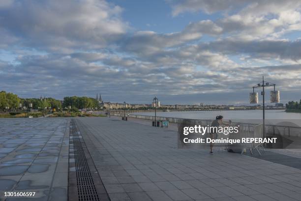 La ville de Bordeaux, la Garonne y decrit un large meandre qui evoque un croissant de lune, d'ou le nom de Port de la Lune donne familierement au...