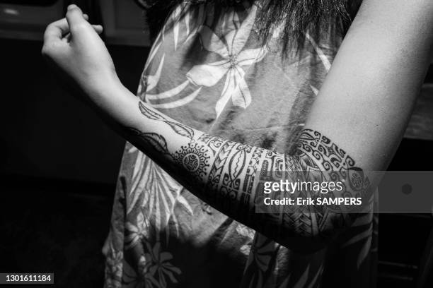 Bras d'une femme portant un tatouage traditionnel, 24 juin 2002, Iles Marquises, Polynésie française.