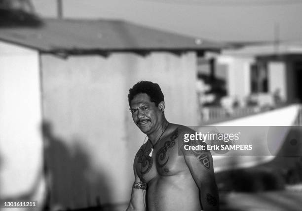 Portrait d'un homme avec un tatouage traditionnel sur le corps, 24 juin 2002, Iles Marquises, Polynésie française.