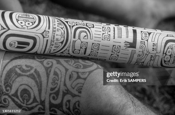 Epaule tatouée d'un homme et dessin de tatouages traditionnels, 24 juin 2002, Iles Marquises, Polynésie française.