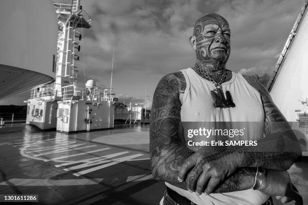 Portrait d'un homme portant un tatouage traditionnel sur le visage et le corps à bord du bateau de croisière "l'Aranui 5", le 24 juin 2002, Iles...