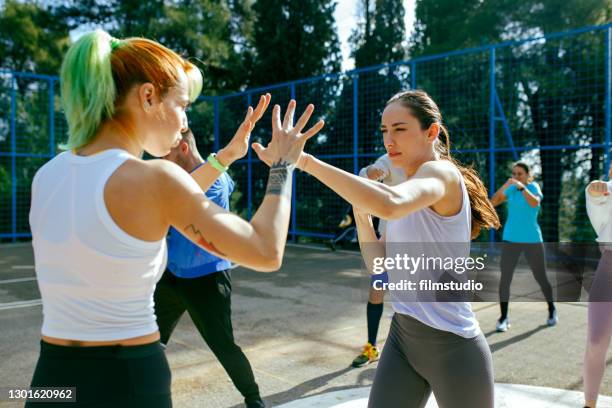 kickboksles buitenshuis - zelfverdediging stockfoto's en -beelden