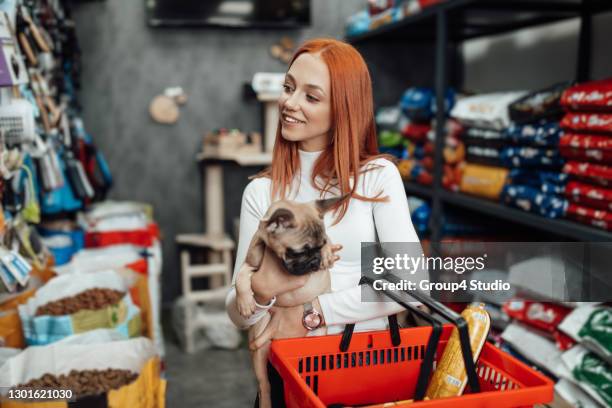 frau im tiergeschäft - dog food stock-fotos und bilder