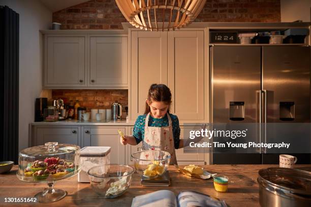 child measuring baking ingredients - faire cuire au four photos et images de collection