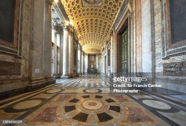 entrance hall to st john lateran (san giovanni in laterano) basilica in rome, italy - expensive statue stock-fotos und bilder
