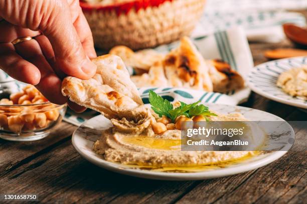 traditionelles vegan essen & handtauchen hummus - lebanese food stock-fotos und bilder