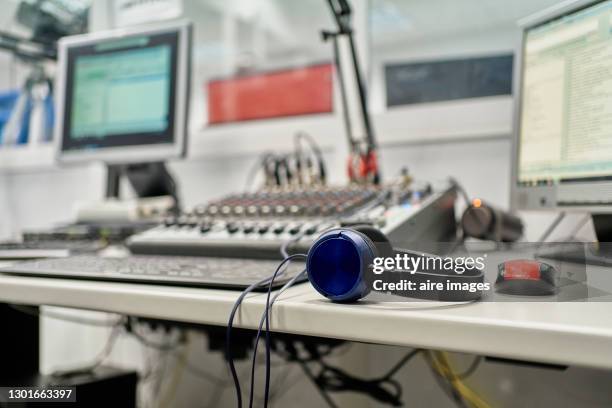 control room of the ricording studio in radio station. - equipo editorial fotografías e imágenes de stock