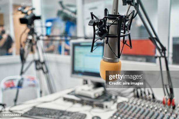 radio station microphone in broadcast room. - news room stock-fotos und bilder