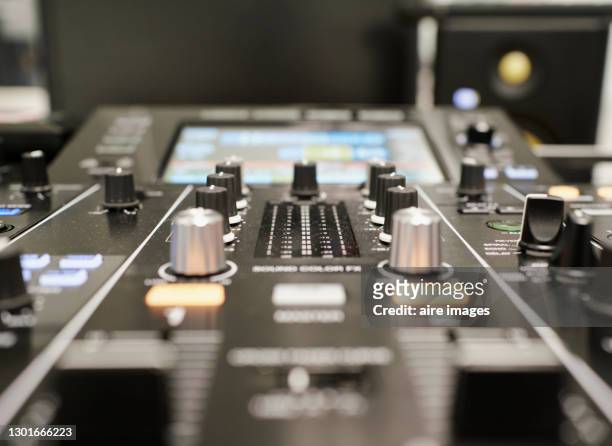 professional sound mixer in the broadcasting room. - producent stock-fotos und bilder
