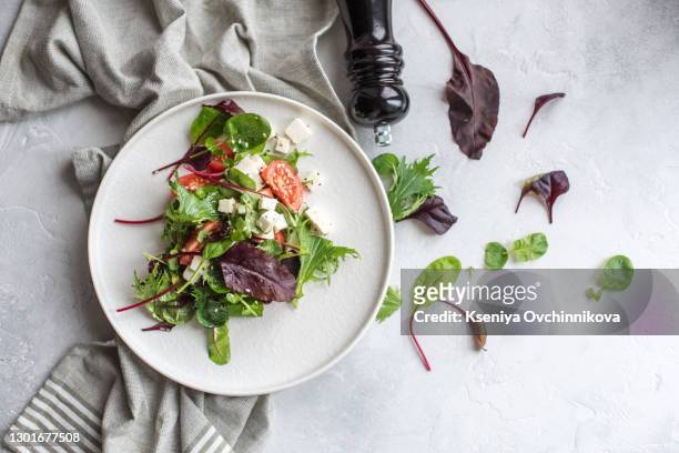 beetroot, arugula, feta cheese and walnut salad, top view - ziegenkäse stock-fotos und bilder