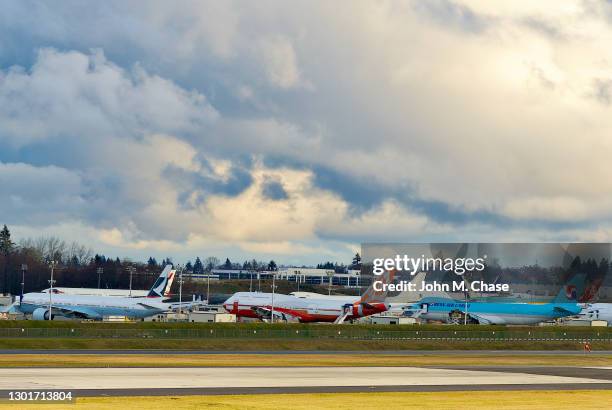 new 747s at boeing's paine field, washington - everett stock pictures, royalty-free photos & images