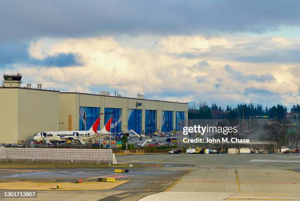 japan airlines 787 dreamliners at boeing's everett production facility, washington - everett stock pictures, royalty-free photos & images
