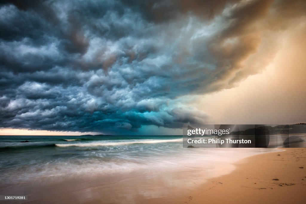 Krachtige dramatische onweerscel over oceaanstrand