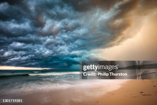 Poderosa célula de tempestade dramática sobre a praia do oceano Poderosa célula de tempestade dramática sobre a praia do oceano