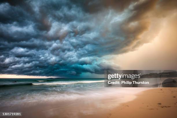 powerful dramatic storm cell over ocean beach - céu dramático imagens e fotografias de stock