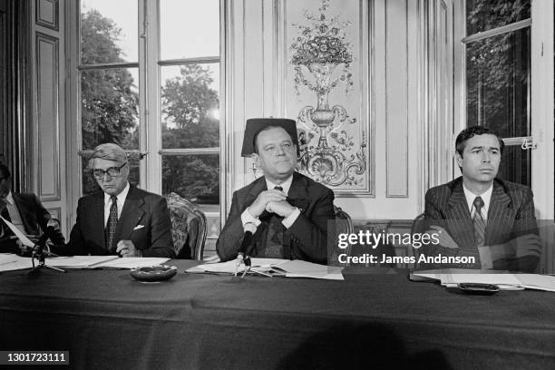Raymond Barre a tenu une conférence de presse à l'Hôtel Matignon pour présenter le budget 1978. Ici, à sa droite, le Ministre de l'Economie et des...
