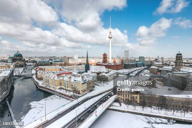 vista panoramica sul paesaggio urbano innevato di berlino con la torre della tv della cattedrale e il fiume in inverno - berlin foto e immagini stock