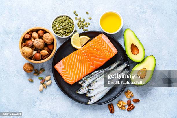 lebensmittel mit hohem gehalt an gesunden fetten. overheadansicht. - avocado oil stock-fotos und bilder