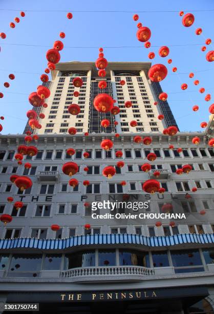 Décoration pour le Nouvel an Chinois sur la façade du palace "Le Peninsula Hôtel" le 4 février 2021 à Hong Kong, Chine.