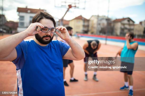 homme de poids excessif se préparant pour streetball - lunettes de pilote de course photos et images de collection