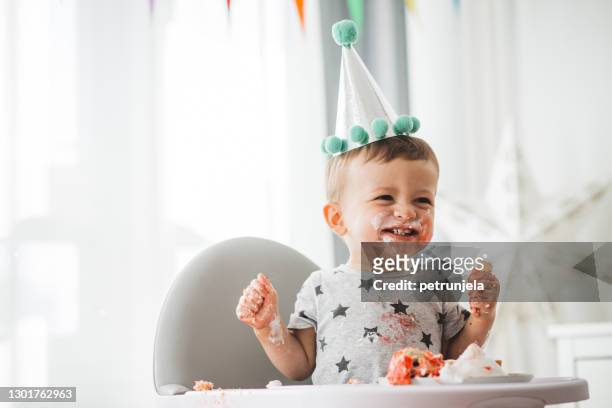 babys erster geburtstag zu hause - kids party balloons stock-fotos und bilder