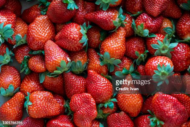 full frame of texture, close up of strawberrys - strawberry foto e immagini stock