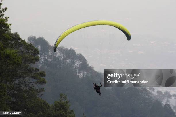 paragliding athlete - munandar 個照片及圖片檔